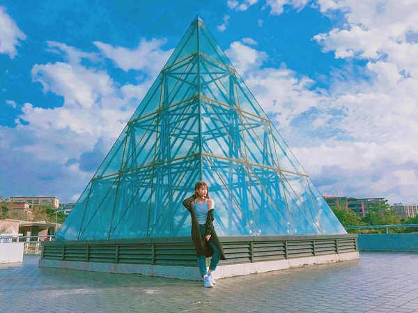 ▲台版玻璃金字塔就位在花博美术园区内。(图/网友提供,请勿随意翻拍,以免侵权。)