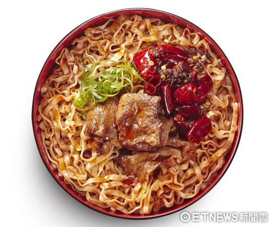 ▲阿舍干面“究酱拌面”香辣椒麻干拌面,。(图/记者黄士原摄)