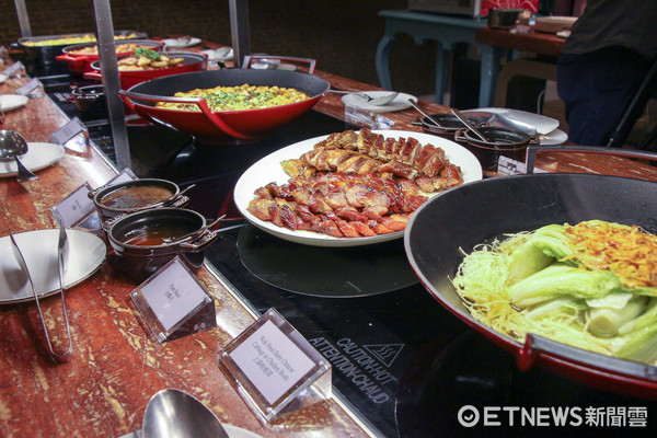 ▲文华Cafe晚间也推Buffet　鲍鱼、螃蟹及带骨肋眼牛排吃到饱。（图／记者黄士原摄）