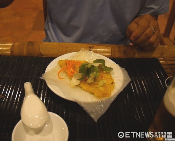 ▲越南本地人示范越式春卷包法。(图/记者彭怀玉摄)