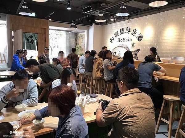 ▲台南林百货旁和兴号鲜鱼汤。(图/爱比妞提供)