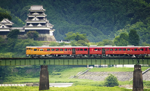 铁道迷圆梦之旅！伊予滩物语列车赏无敌濑户内海景（图／巨匠旅游提供）