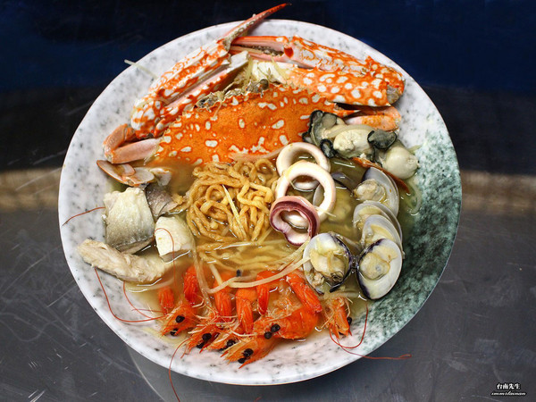 ▲台南一允堂海鲜粥,满满新鲜海鲜配料。(图/台南先生提供)