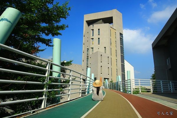 ▲嘉义新港艺术高中空中彩虹跑道。(图/可人之家提供)