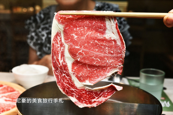 ▲台北藤集火锅大分量顶级肉品新鲜海鲜。(图/尼豪提供)