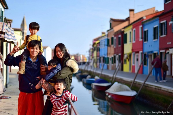 赖启文和赖玉婷夫妇带着三个小孩环游世界。(图/Sunny 背包流浪记提供)