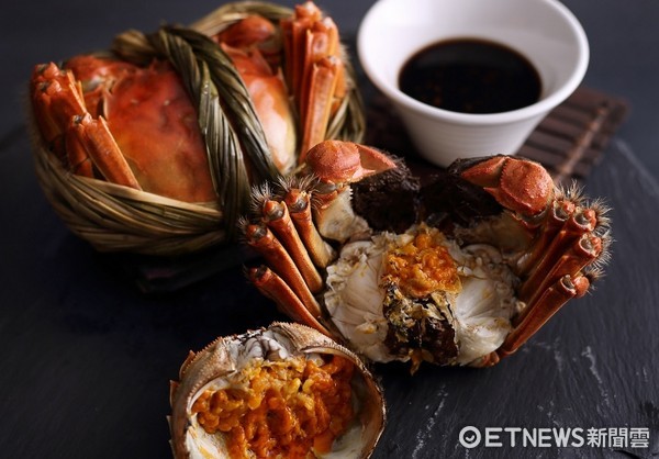 ▲大闸蟹煨面、花雕大闸蟹 。(图/台北亚都丽致大饭店提供)