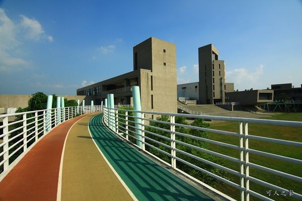 ▲嘉义新港艺术高中空中彩虹跑道。(图/可人之家提供)