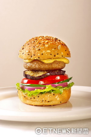 ▲%继ū碧斐纱蠓沟曷urger Lab.汉堡研究室“泰式绿咖喱牛肉汉堡”、“义式凯萨鸡肉汉堡”,“南洋风味海鲜堡”(图/天成集团提供)