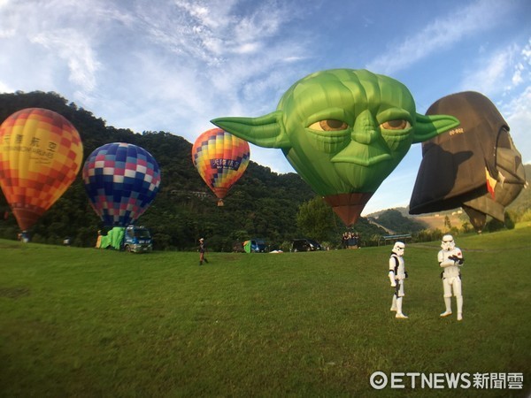 ▲石门水库热气球嘉年华,6/23日起演出夜间光雕喷火秀。(图/观旅局提供)
