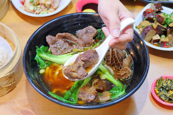 ▲台中大四喜牛肉面东海夜市 。(图/橘子狗爱吃糖提供)