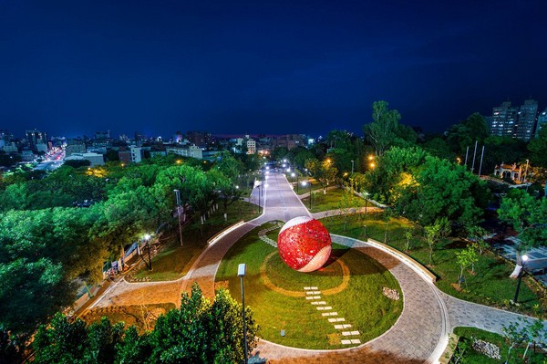 ▲嘉义KANO棒球园区,KANO景观球的夜间光雕试灯空拍照。(图/摄影师洪年宏提供,请勿随意翻拍,以免侵权。)使用照片需私讯个人脸书告知一声