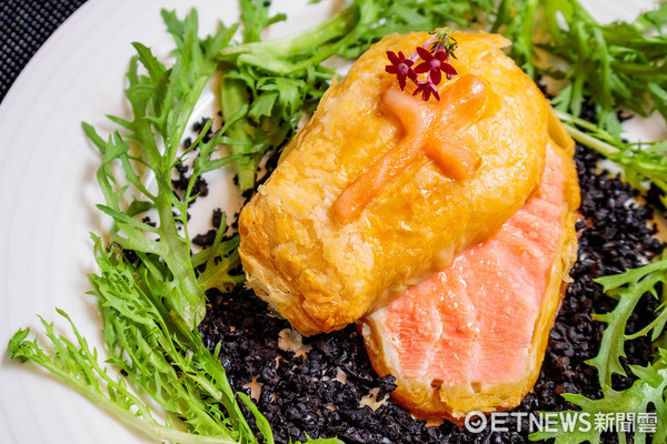 ▲美威鲑鱼厨房10月推出万圣节料理课程。(图/美威鲑鱼提供)酥皮棺木内有鲑鱼飘飘、鲑鱼木乃伊葱油饼、鲑鱼怪兽手指、鲑鱼南瓜咖喱惊魂夜。