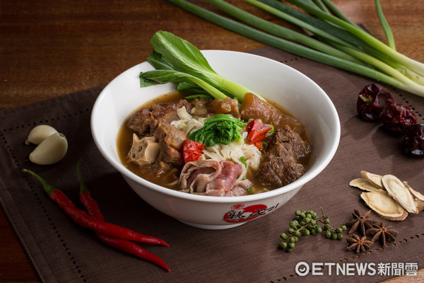 ▲%及?熟成21牛肉新品,川味椒香牛肉面与极致川味椒香精华牛肉。(图/美福国际提供)