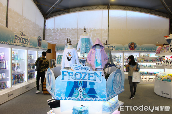 ▲12米冰晶圣诞树11/30登场　冰雪奇缘嘉年华免费5景点好好拍。（图／记者黄士原摄）