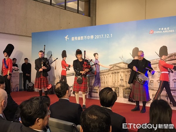 ▲华航开航伦敦，首航班机旅客全满。（图／记者赖文萱摄）