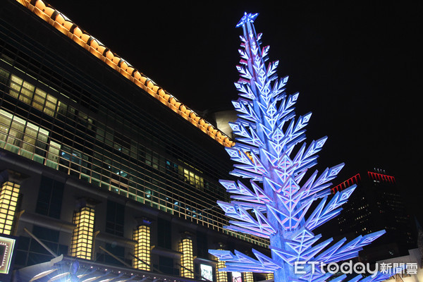 ▲夜间的冰雪奇缘嘉年华。（图／记者黄士原摄）