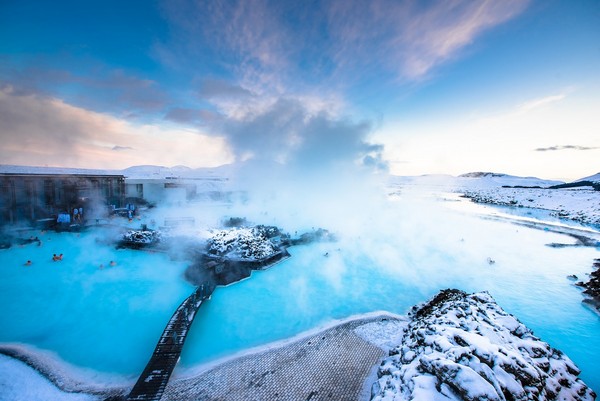 ▲入住玻璃屋、乘坐驯鹿雪橇展开一场北欧极光之旅。(图/巨匠旅游、shutterstock提供)