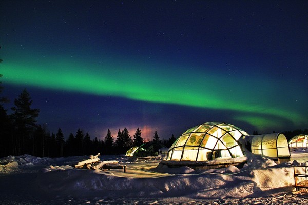 ▲入住玻璃屋、乘坐驯鹿雪橇展开一场北欧极光之旅。(图/巨匠旅游、shutterstock提供)