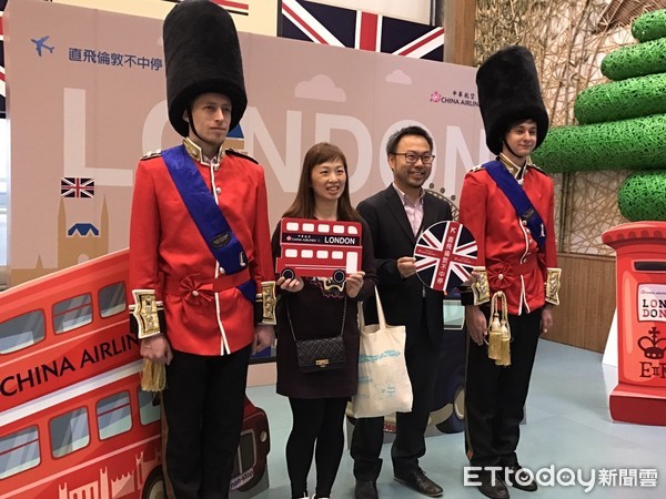 ▲华航开航伦敦，首航班机旅客全满。（图／记者赖文萱摄）