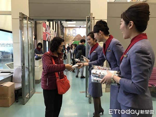 ▲华航首航伦敦，机位全满，棒球好手陈伟殷也是首航航班旅客。（图／记者赖文萱摄）