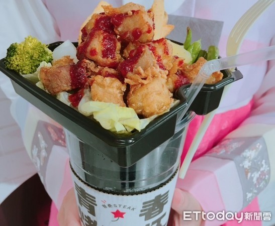 ▲人手一杯的首尔弘大跟梨泰院人气小吃-青春烤肉杯.。(图/新光三越提供)
