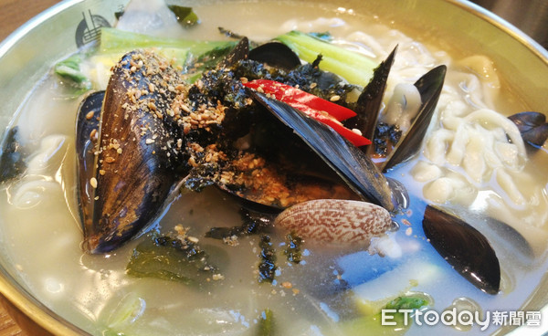 ▲海鲜面,韩方炖鸡,蒸饺,雪浓汤 。（图／记者吕晓雯摄）