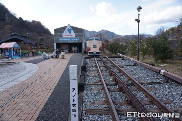 ▲废弃车站变“铁道文化村” 花3万日圆就能开爬山火车。(图/记者严云岑摄)