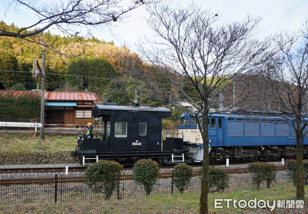 ▲废弃车站变“铁道文化村” 花3万日圆就能学开爬山火车。(图/记者严云岑摄)