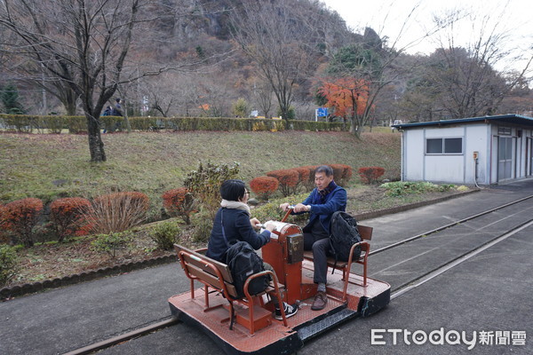 ▲废弃车站变“铁道文化村” 花3万日圆就能开爬山火车。(图/记者严云岑摄)