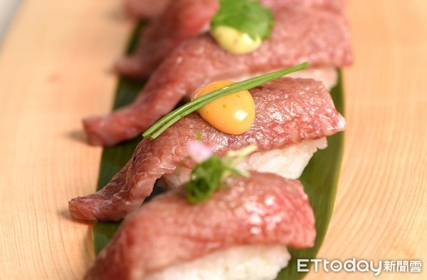 ▲肉遇之夜─冬季和牛双飨吃到饱”日本和牛握寿司。(图/台北W饭店提供)