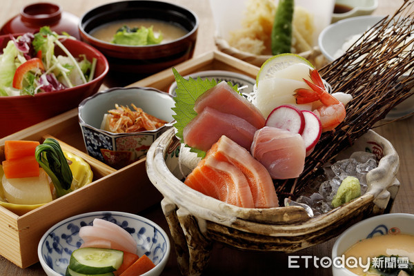 ▲“鸟丈大江店”设计研发,御膳料理系列有“炭火烧”、“釜饭”、“重箱”、“陶锅”、“鲜鱼”共5大种类20多款。(图/慕里诺餐饮提供)
