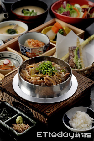 ▲“鸟丈大江店”设计研发,御膳料理系列有“炭火烧”、“釜饭”、“重箱”、“陶锅”、“鲜鱼”共5大种类20多款。(图/慕里诺餐饮提供)