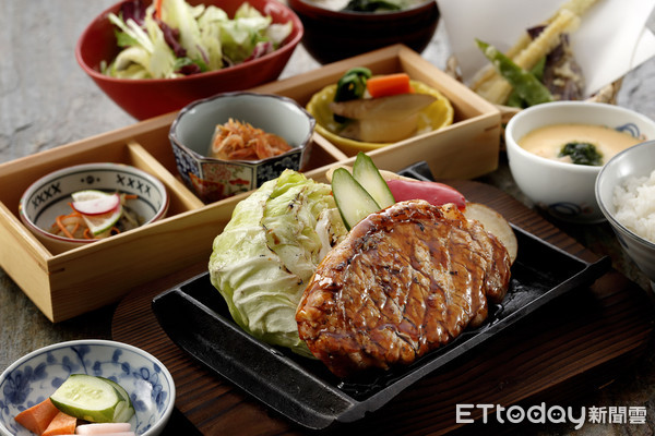 ▲“鸟丈大江店”设计研发,御膳料理系列有“炭火烧”、“釜饭”、“重箱”、“陶锅”、“鲜鱼”共5大种类20多款。(图/慕里诺餐饮提供)