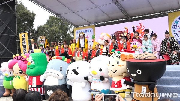 ▲雪人萌翻登场!日本东北游乐日 超人气秋田犬坐镇。(图/记者谢婷婷摄)