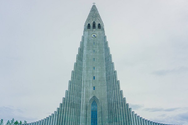 ▲冰岛首都雷克雅维克的哈尔格林姆教堂、街景。(图/一个环游世界的男生提供)