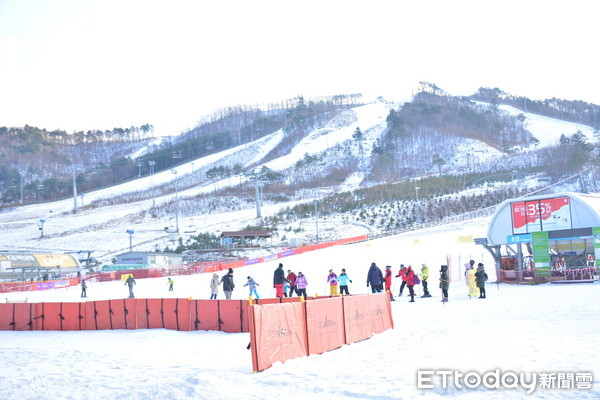 ▲%己??018平昌冬奥滑雪赛场InterContinental Alpensia Pyeongchang Resort阿尔帕西亚洲际度假酒店的初阶练习场以及附近的租衣店。(图/记者李姿仪摄)