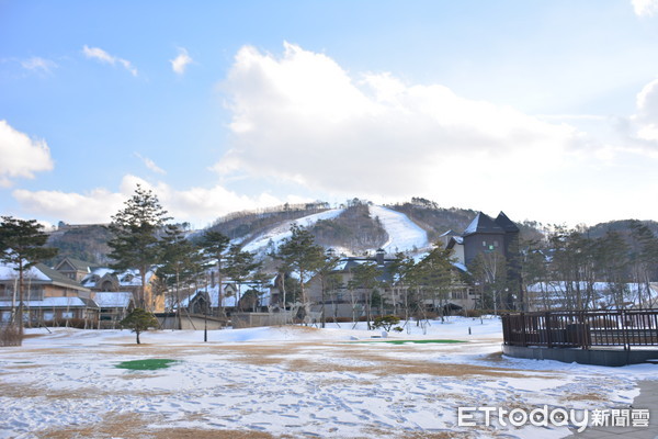 ▲%己??018平昌冬奥滑雪赛场InterContinental Alpensia Pyeongchang Resort阿尔帕西亚洲际度假酒店的初阶练习场以及附近的租衣店。(图/记者李姿仪摄)
