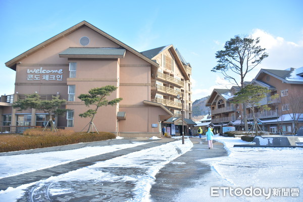 ▲%己??018平昌冬奥滑雪赛场InterContinental Alpensia Pyeongchang Resort阿尔帕西亚洲际度假酒店的初阶练习场以及附近的租衣店。(图/记者李姿仪摄)