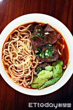 ▲四学士牛肉面餐点。(图/记者华少甫摄)