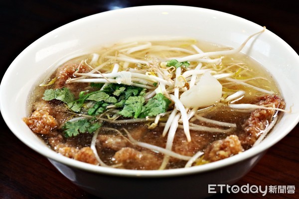 ▲四学士牛肉面餐点。(图/记者华少甫摄)