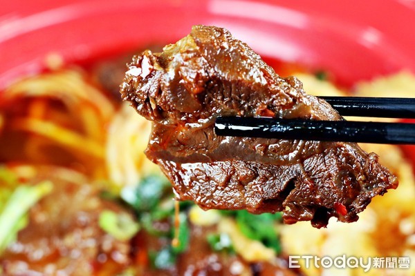 ▲四学士牛肉面餐点。(图/记者华少甫摄)