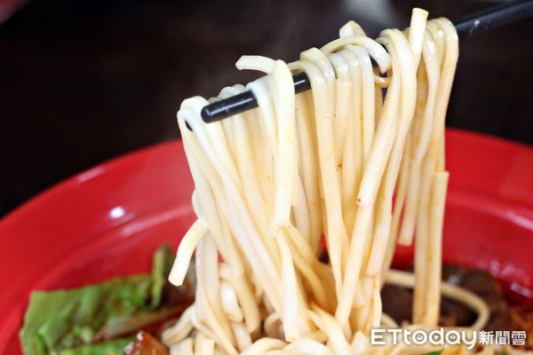 ▲四学士牛肉面餐点。(图/记者华少甫摄)