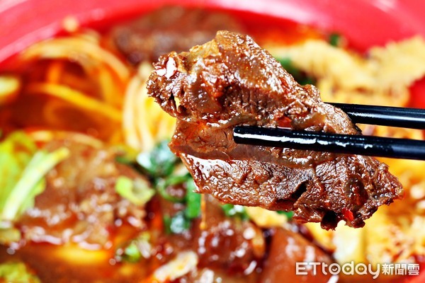 ▲四学士牛肉面餐点。(图/记者华少甫摄)
