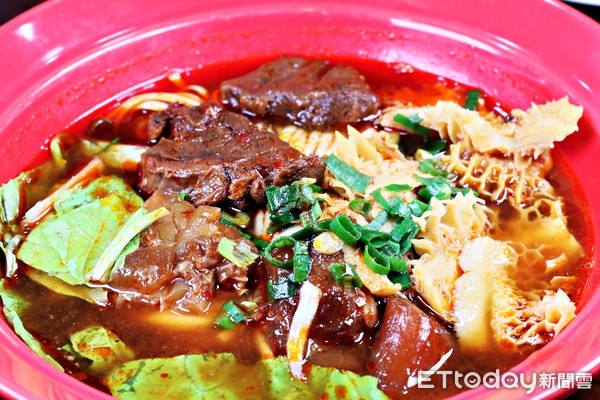 ▲四学士牛肉面餐点。(图/记者华少甫摄)