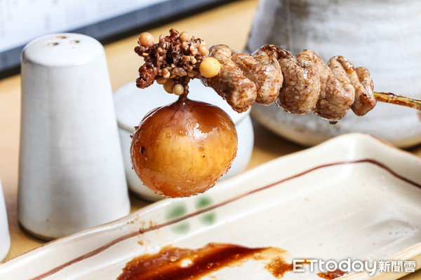 ▲鸟哲烧物专门店,灯笼,串烧。(图/记者黄士原摄)