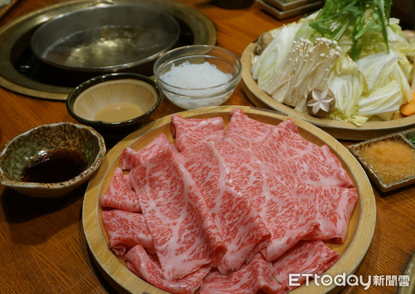 ▲轻井泽秋冬必去5景点 绕行850年“信浓树”可求恋爱运。(图/记者严云岑摄)