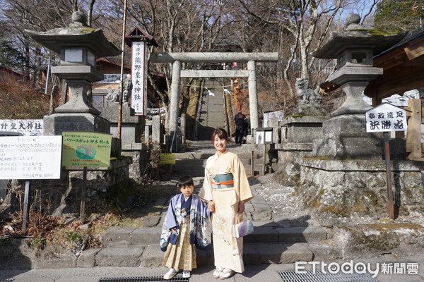 ▲轻井泽秋冬必去5景点 绕行850年“信浓树”可求恋爱运。(图/记者严云岑摄)