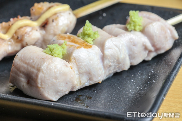 ▲鸟哲烧物专门店,灯笼,串烧。(图/记者黄士原摄)