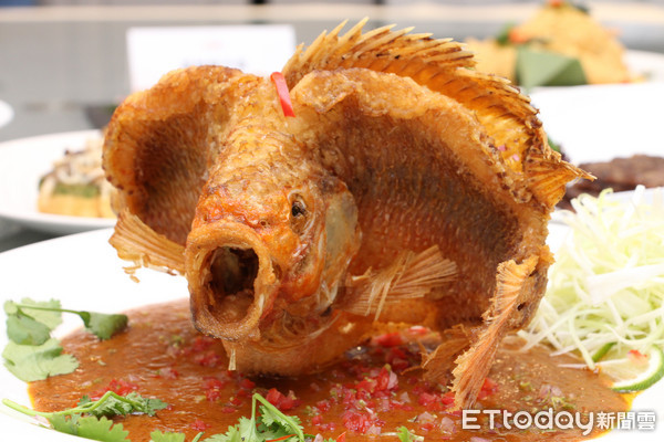 ▲珍宝海鲜登台带来招牌活蟹十大料理。（图／记者黄士原摄）